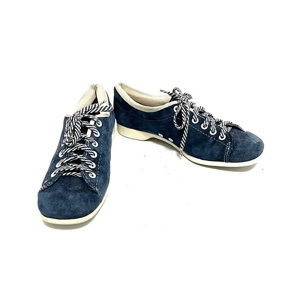Vintage 1960s women’s blue suede Oxford lace up bowling shoes