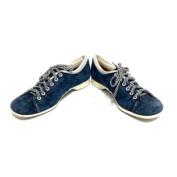 Vintage 1960s women’s blue suede Oxford lace up bowling shoes